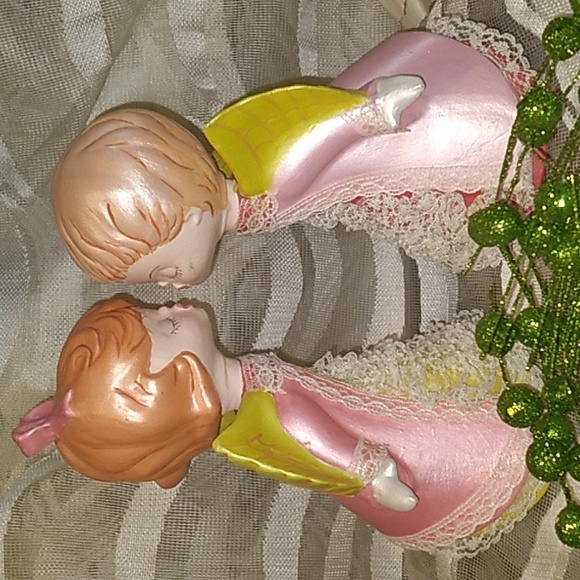 Very Cute Ceramic Kissing Angels-(2) - Picture 2 of 4
